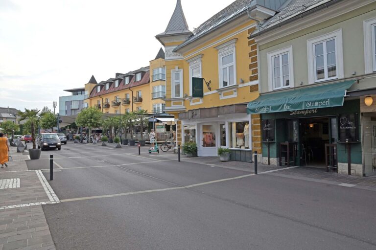 Die Straße Am Corso mit dem Eingangsbereich der Stamperl Bar Velden am Wörthersee