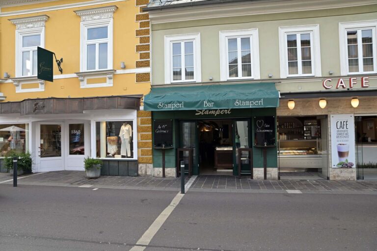 Der Eingangsbereich der Stamperl Bar Velden am Wörthersee